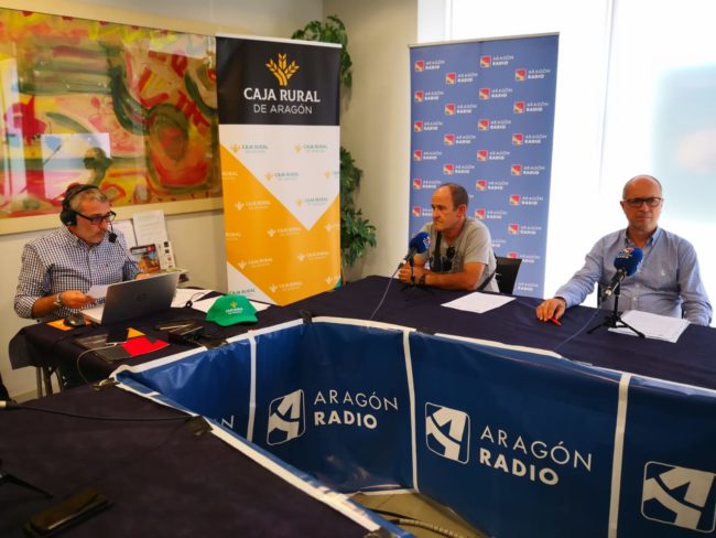 Retrasmisión del programa de Carlos Espatolero, desde la oficina de Caja Rural de Aragón en Magallón