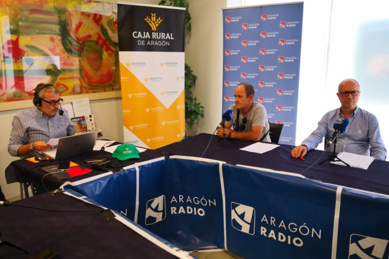 Retrasmisión del programa de Carlos Espatolero, desde la oficina de Caja Rural de Aragón en Magallón